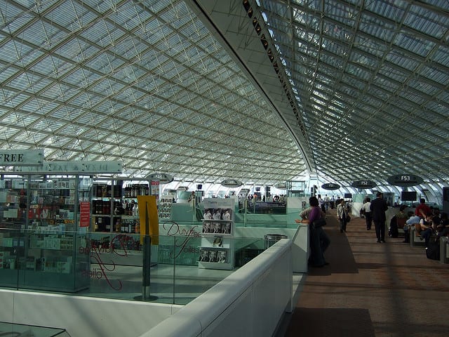 Getting around Terminal 2 on foot - CHARLES DE GAULLE AIRPORT