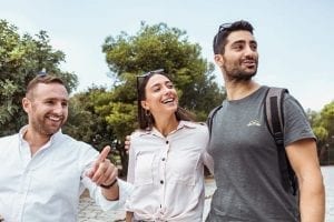 tour-welcome-driver-with-couple