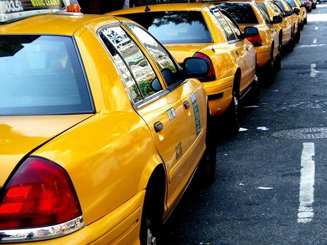 Savannah taxi rank yellow taxis lining up at a taxi rank