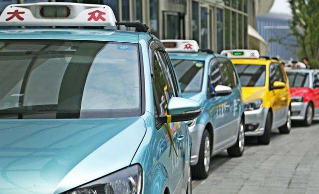 Hangzhou taxi different coloured taxis lining up on the side of the road waiting for their next ride