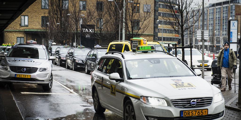 gothenburg taxi white vehicles with a yellow registration at the front and a lighted sign on their roof