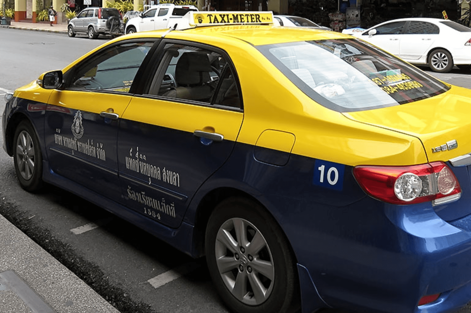 A yellow and blue Hat Yai taxi.
