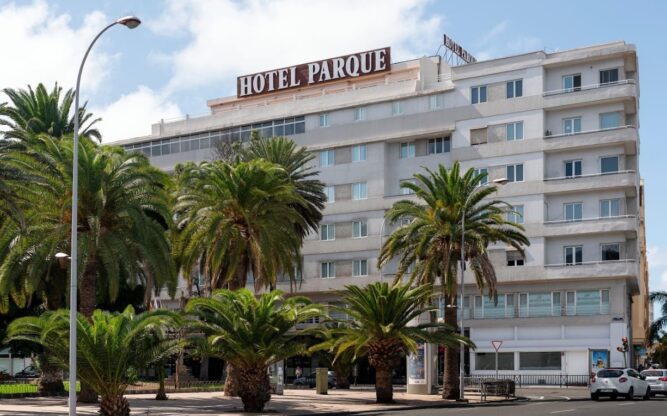 Exterior of Sercotel Hotel Parque, showing a white building with a large sign on top saying "Hotel Parque".