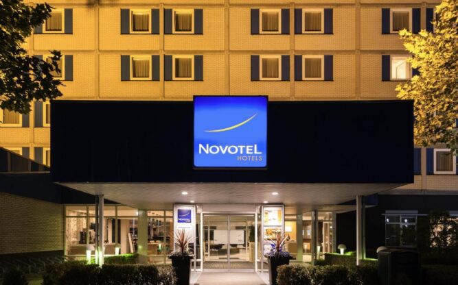 The entrance of Novotel by Eindhoven Airport at night