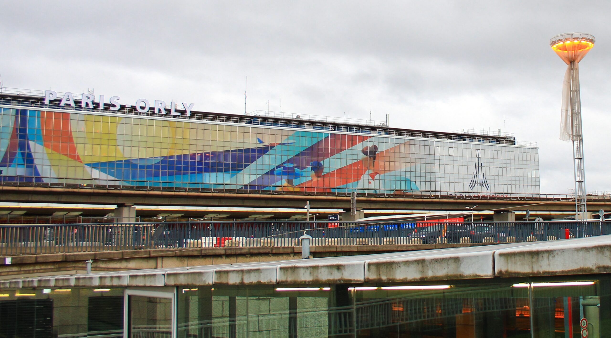 Front of the orly south terminal. Departure and arrival area for international flights.