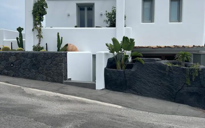 Aegean Diamond suites, hotel near Thira Airport in Santorini