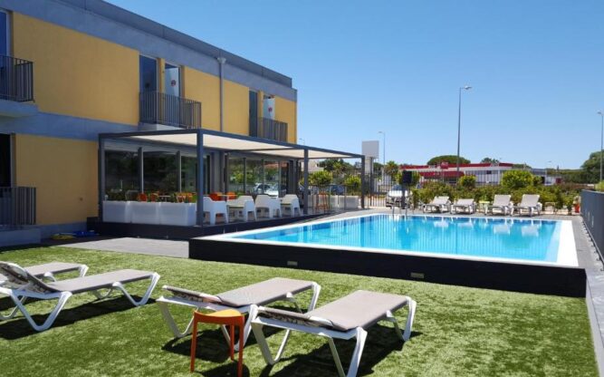View of the pool at Hotel 3k Faro Aeroporto