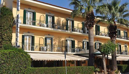 An exterior view of the Hotel Bretagne near Cordu Airport