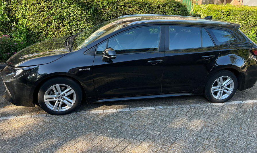 Taxi Amsterdam Airport (Sedan) - Welcome Pickups Side view of a black Amsterdam Airport taxi sedan parked in an outdoor parking space.
