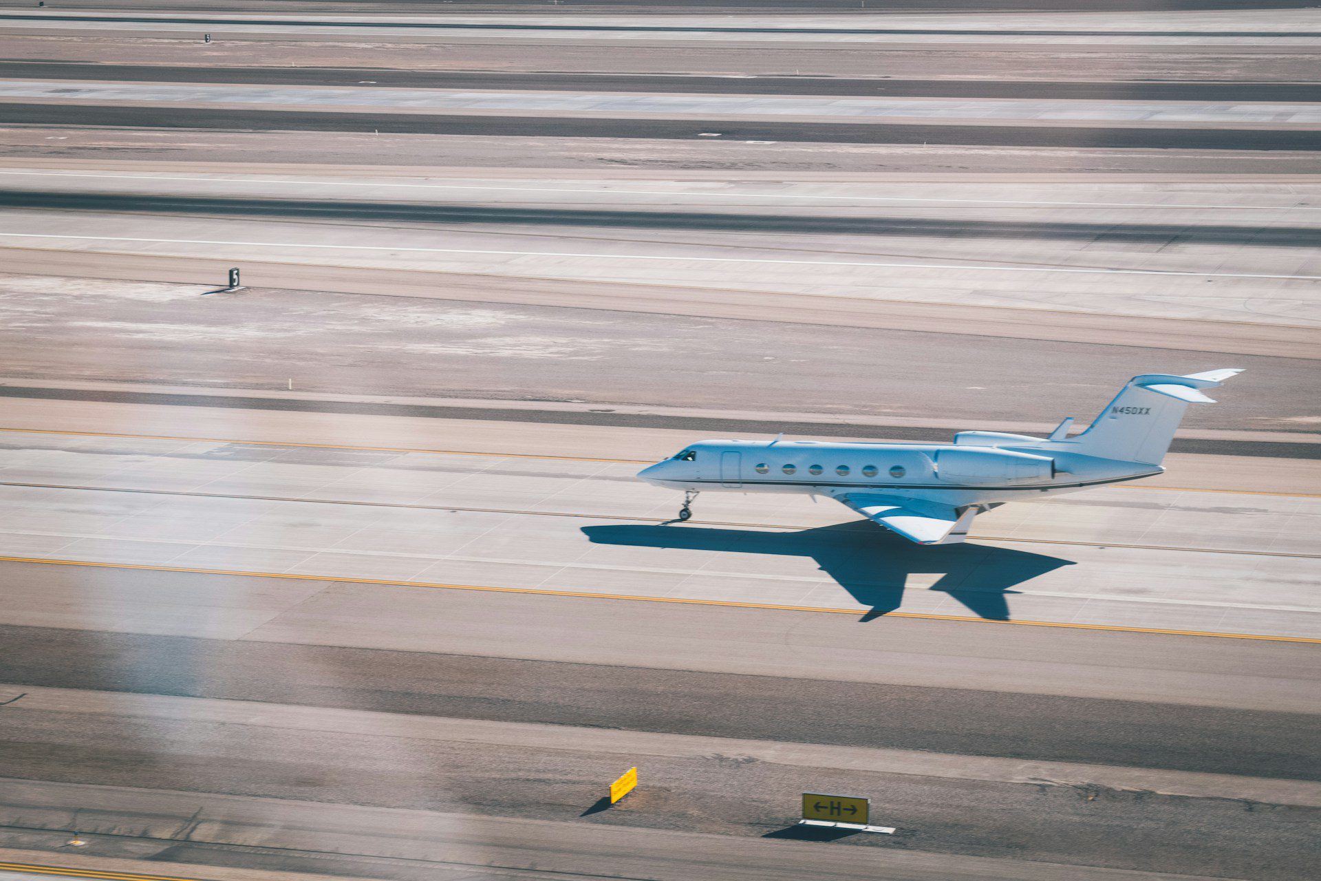 A plane landing on the runway at Las Vegas Airport Arrivals