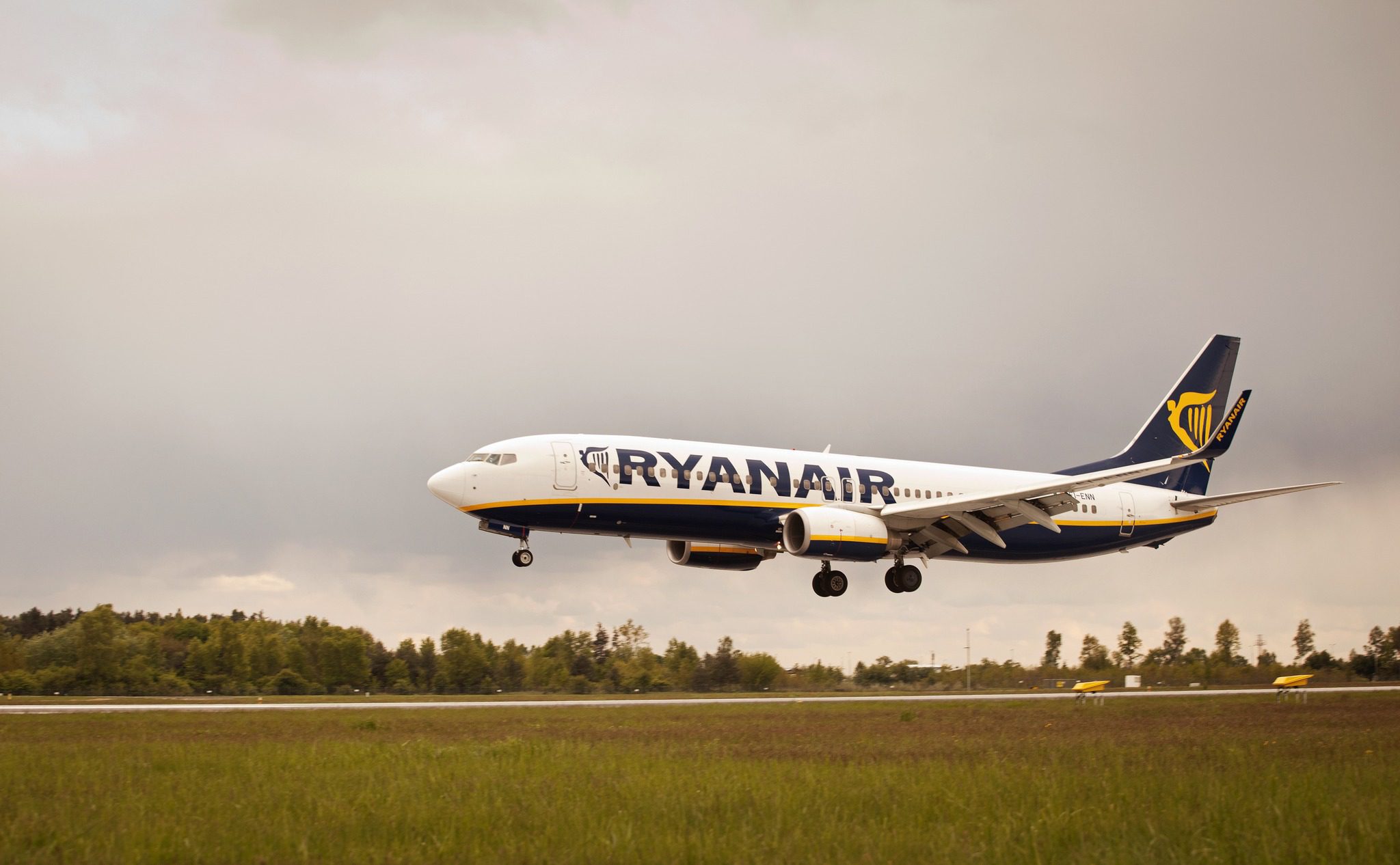 Ryanair flight Landing at Modlin airport