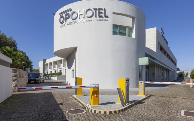 The white and rounded facade of the entrance to the OPO Hotel at Porto Airport