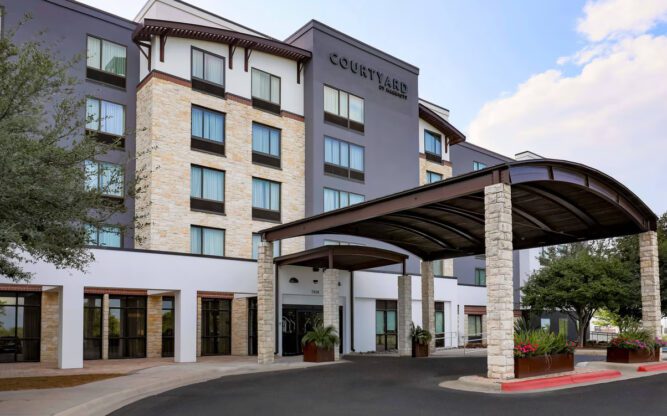 A photo of the exterior of the Courtyard Hotel near Austin Airport.