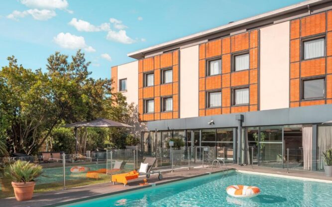Bright blue waters of the swimming pool at the Holiday Inn Toulouse Airport.