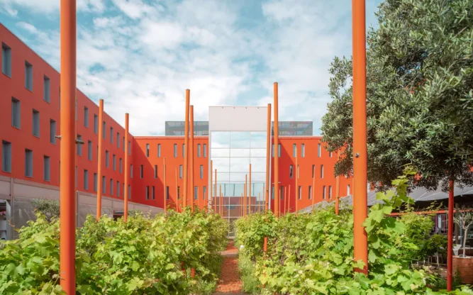 Garden and facade of the Raddison Blue Hotel Toulouse Airport