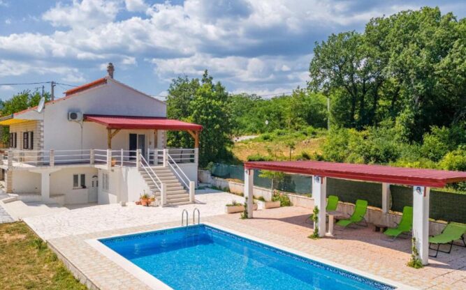 Sunny day view of the pool at Holiday House Ivan.