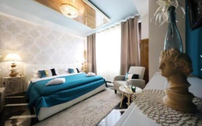 Inside one of the hotel rooms at Residence Antiqua. Featuring a large bed and ornate decor.