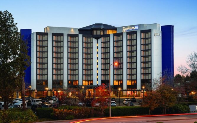 Street view of the front of the radisson blu vancouver airport hotel.