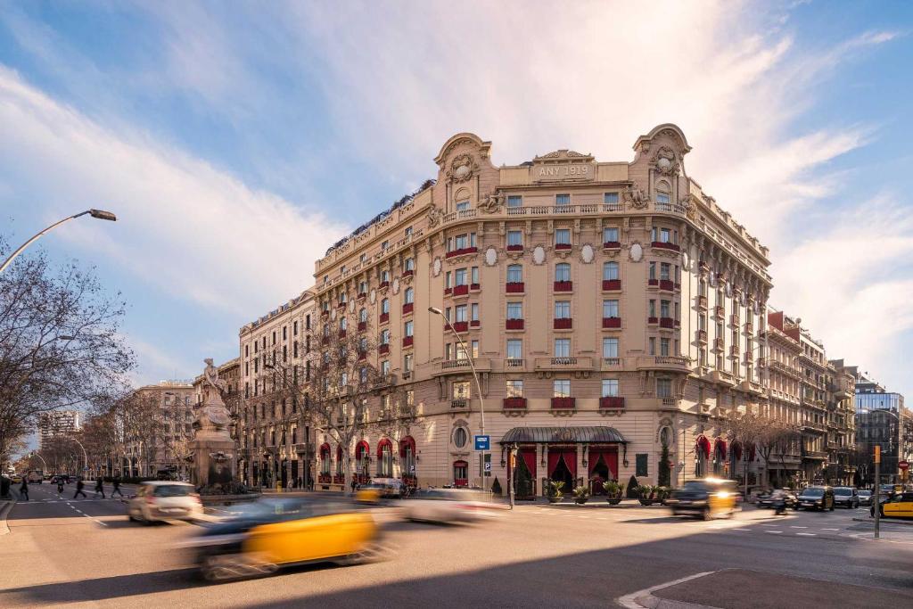 View of hotel el palace from the street in barcelona during the day 