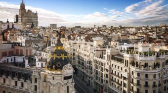 Private airport transfer in Madrid with a view of Gran Vía and the Metropolis Building